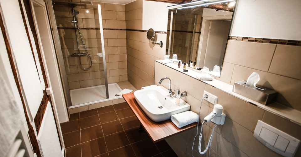 Das Bad im Zimmer Mühlenstube im Hotel Kahltalmühle